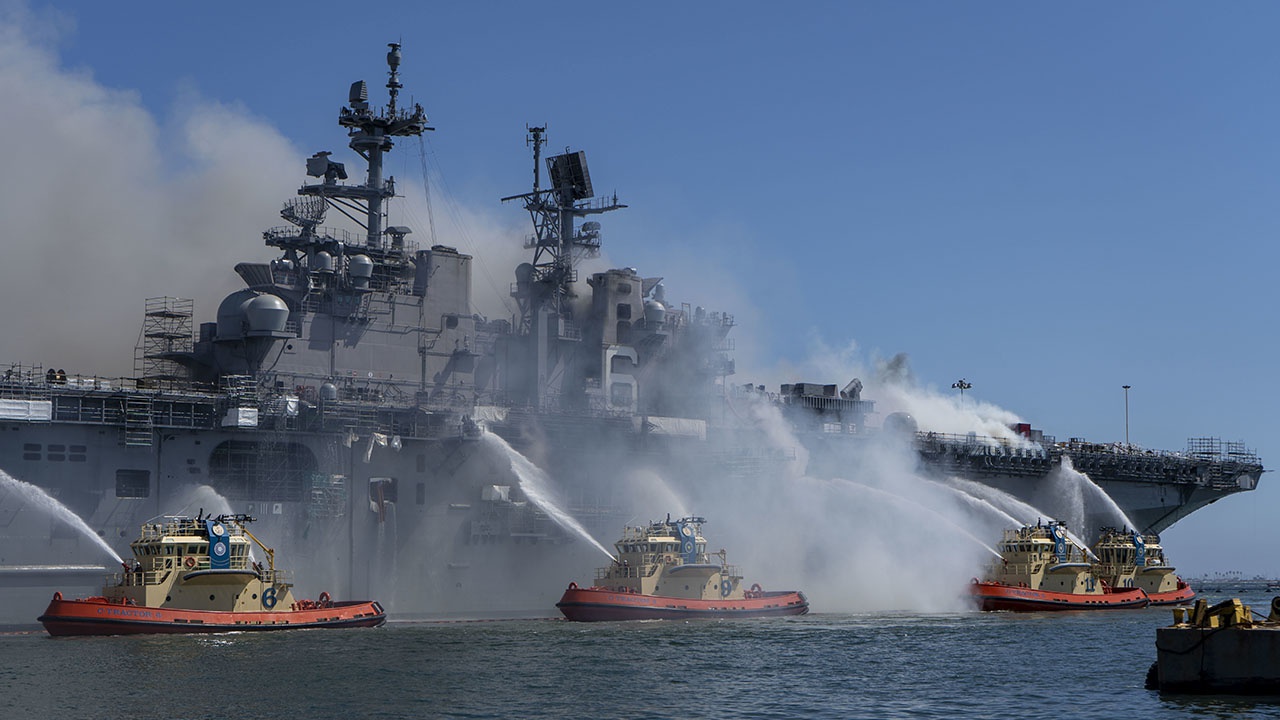 Американские военные моряки понятия не имеют, как тушить даже на своих  кораблях пожары. Куда уж им до мировых