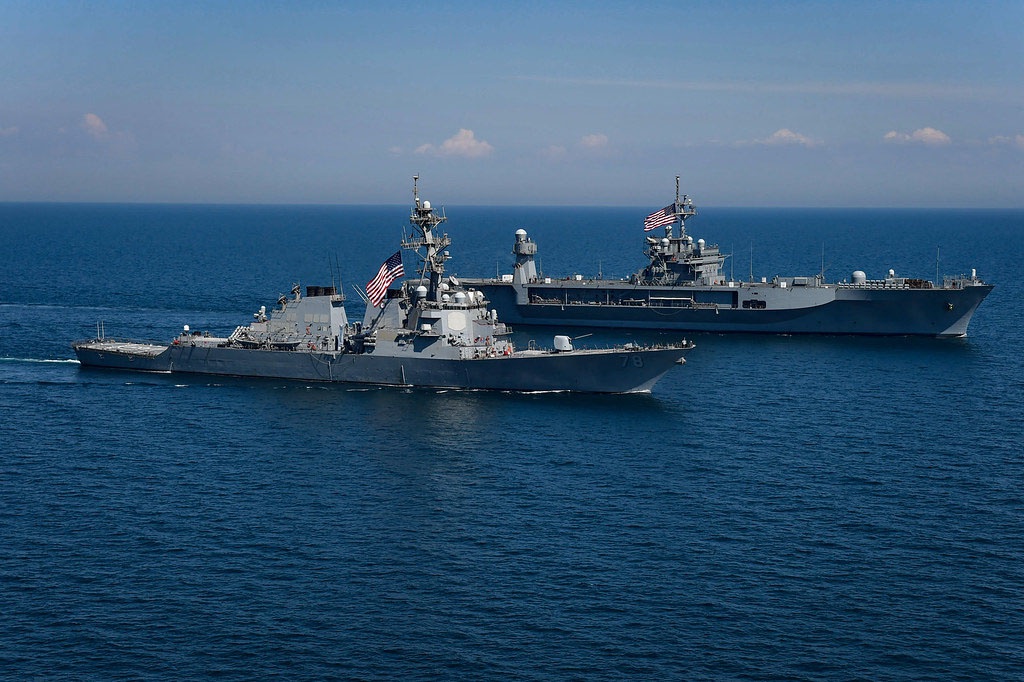 Военные корабли USS Porter и USS Mount Whitney в Чёрном море.