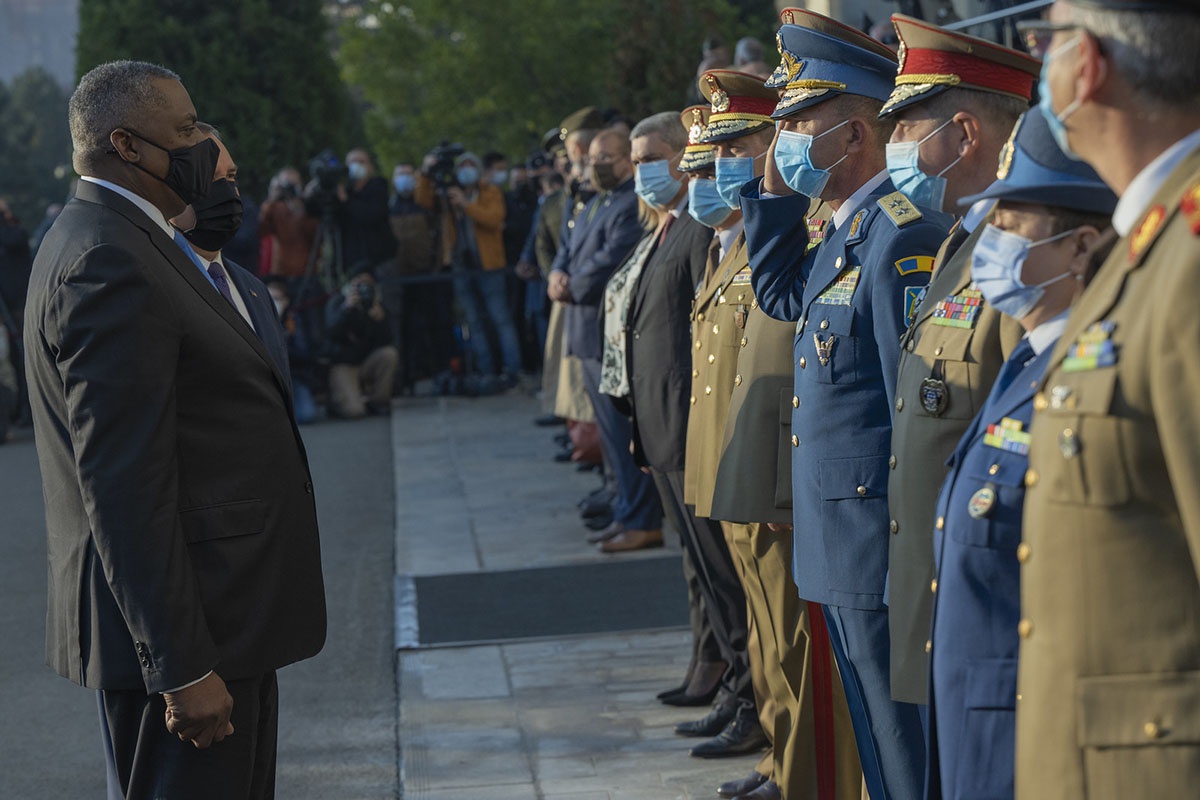 Министр обороны США Ллойд Остин инспектирует румынский генералитет.