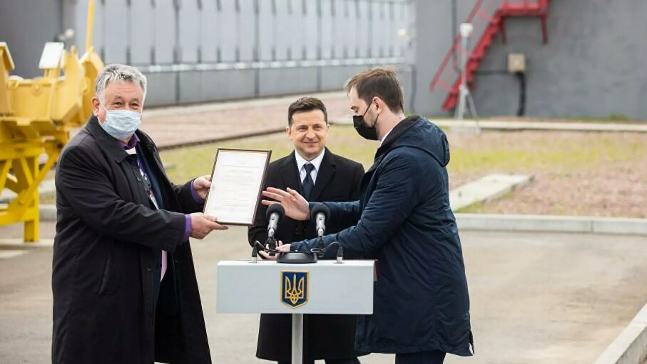 Владимир Зеленский вручает лицензию на эксплуатацию сухого хранилища отработанного ядерного топлива.