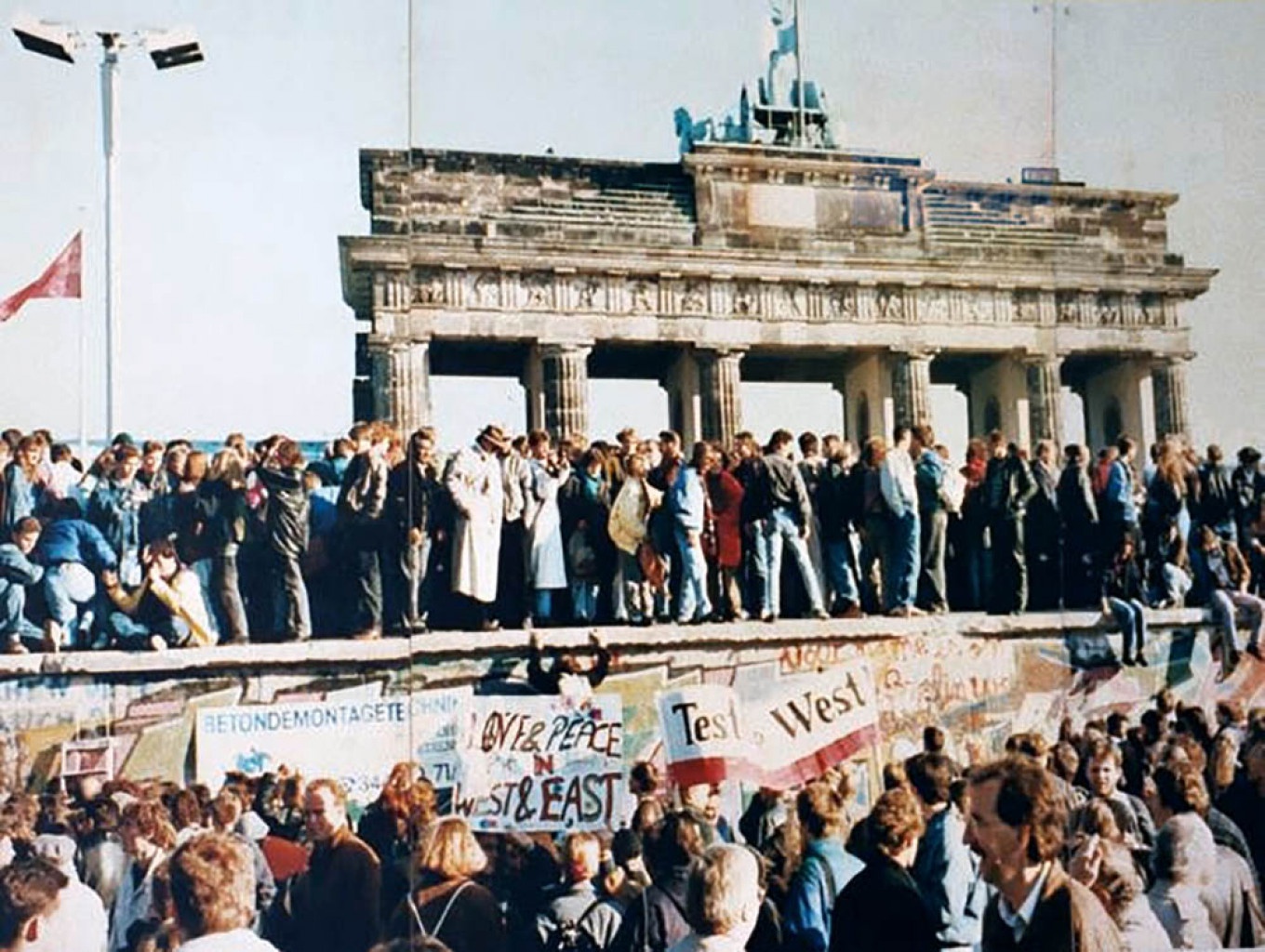 После падения Берлинской стены многие на Западе поверили, что они выиграли холодную войну.