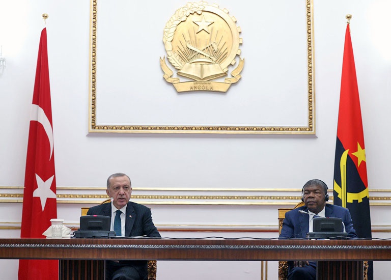 Президент Турции Реджеп Тайип Эрдоган на пресс-конференции с президентом Анголы Жоау Лоуренсу.