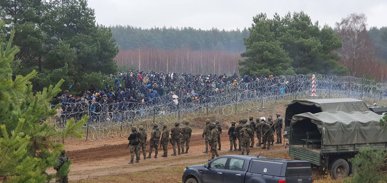 Тысячи беженцев с Ближнего Востока скопились на границе Беларуси с Польшей.