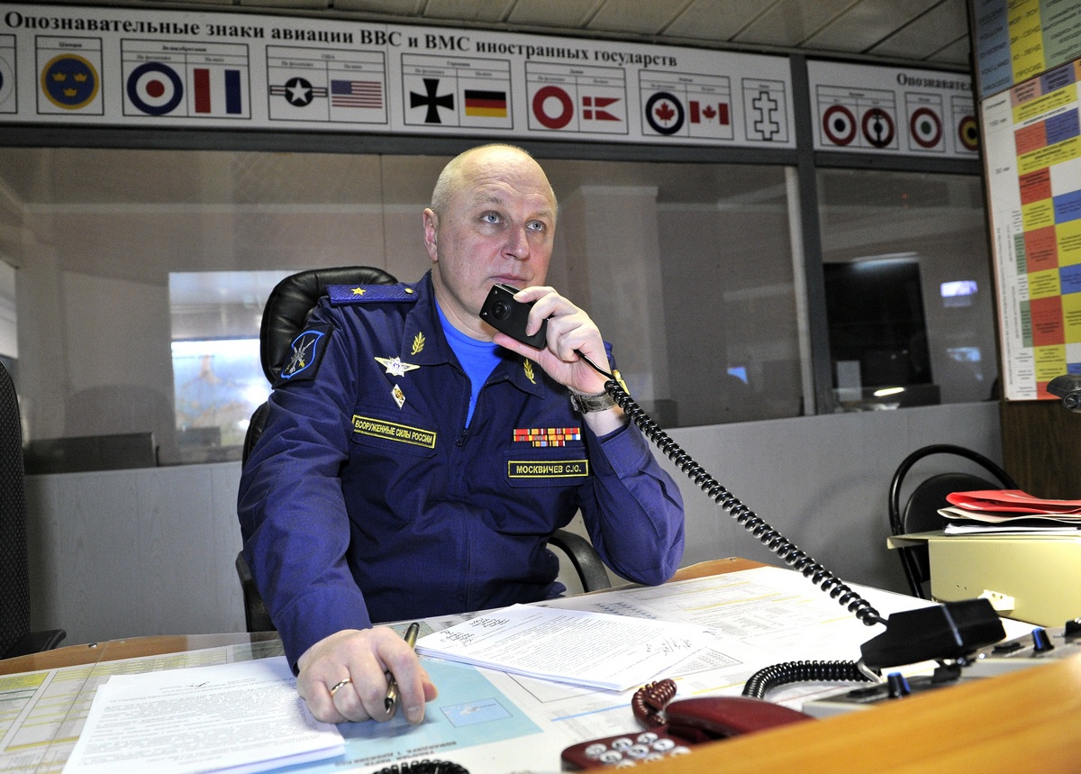 Командир 1-й дивизии ПВО генерал-майор Сергей Юрьевич Москвичёв на командном пункте.