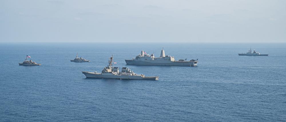 Во время учений Indigo Defender 21. Корабли Королевских военно-морских сил Саудовской Аравии и Центрального командования ВМС США в строю пересекают Красное море. 25 октября 2021 г.