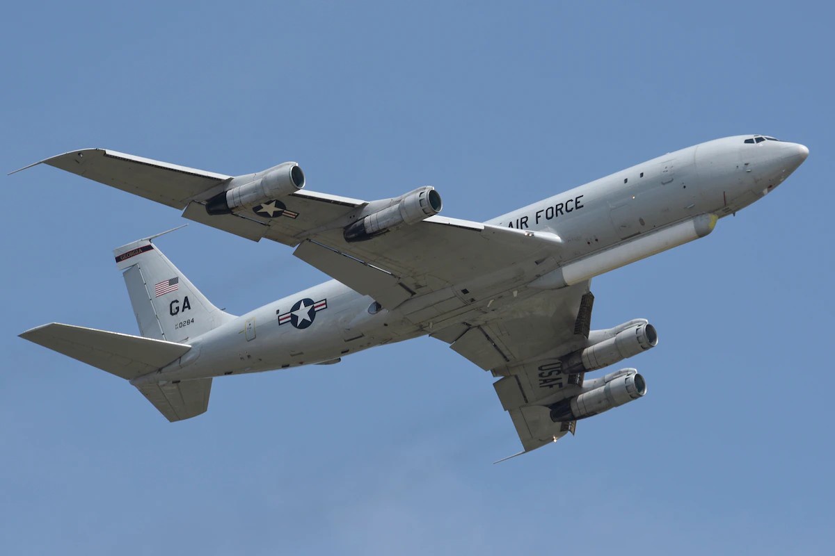 Boeing E-8 Joint STARS - самолёт боевого управления и целеуказания.