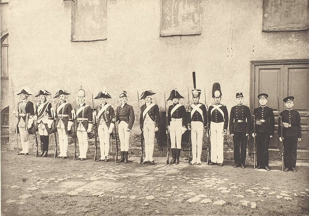 Воспитанники 1-го Кадетского корпуса в форме разных лет - с 1732 по 1907 годы.