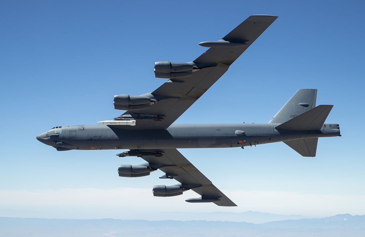  Как уже почти 70 лет назад взлетел B-52, так и продолжает исправно стоять на вооружении, хоть и замодернизированный изнутри до неузнаваемости.