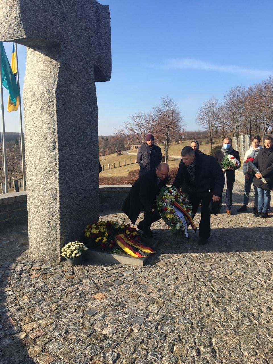 Официальные представители Российской Федерации приняли участие в возложении цветов на могилы гитлеровских солдат.