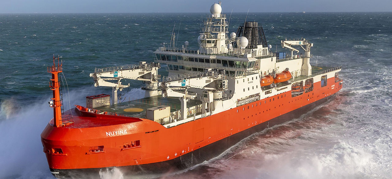 Новейший австралийский ледокол RSV «Nuyina» был построен в 2020 г. на румынской верфи Damen Shipyards Galati.
