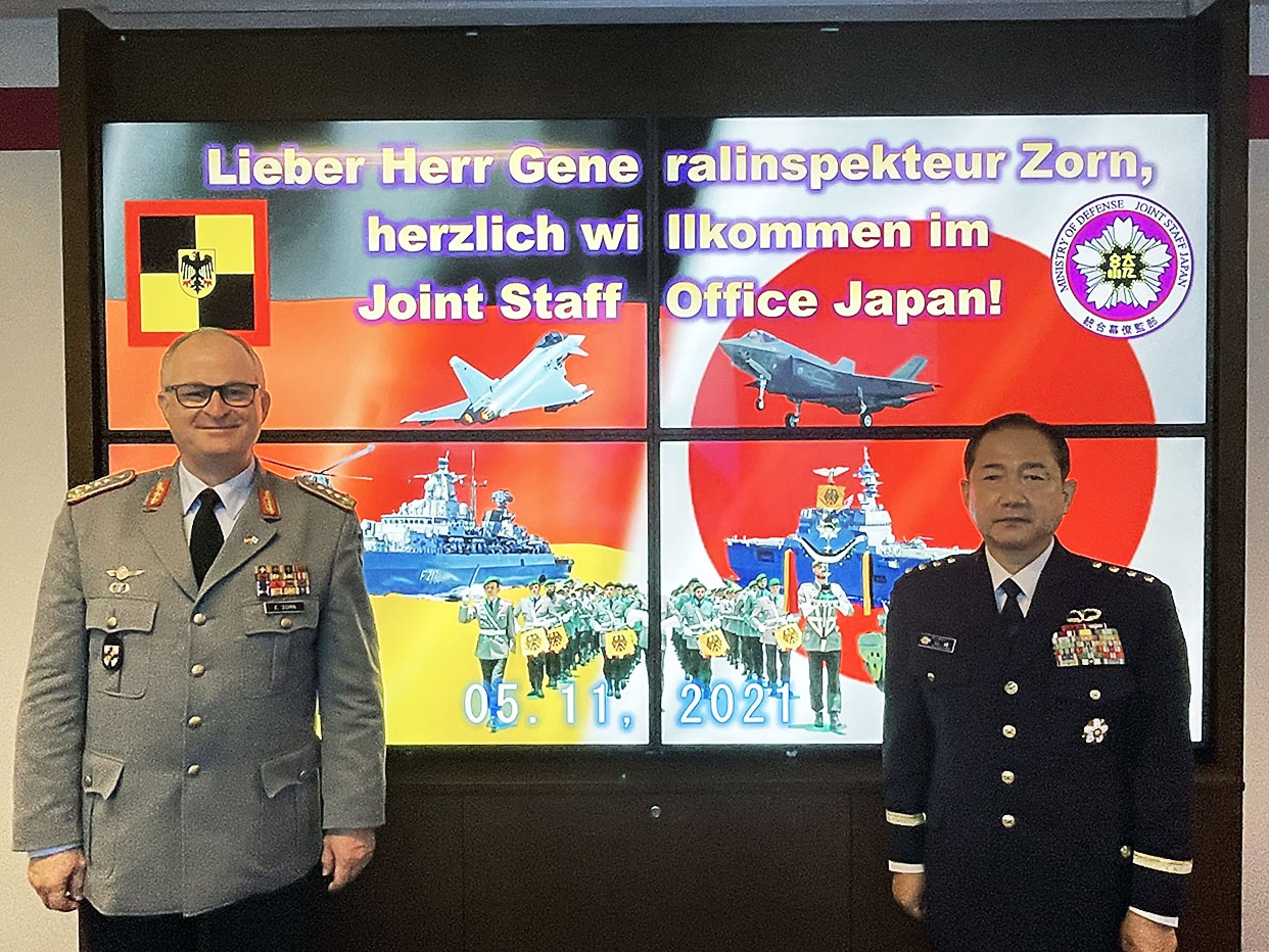 Генеральный инспектор бундесвера Эберхард Цорн и председатель комитета начальников штабов «сил самообороны» Японии Коджи Ямадзаки.