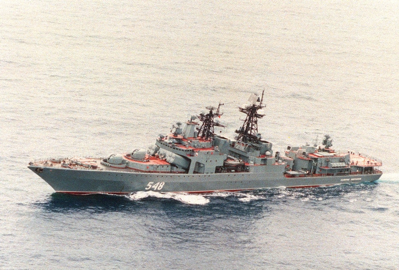 Большой противолодочный корабль «Адмирал Пантелеев» на переходе в море провёл учение, отработав алгоритм действий по поиску субмарины условного противника.