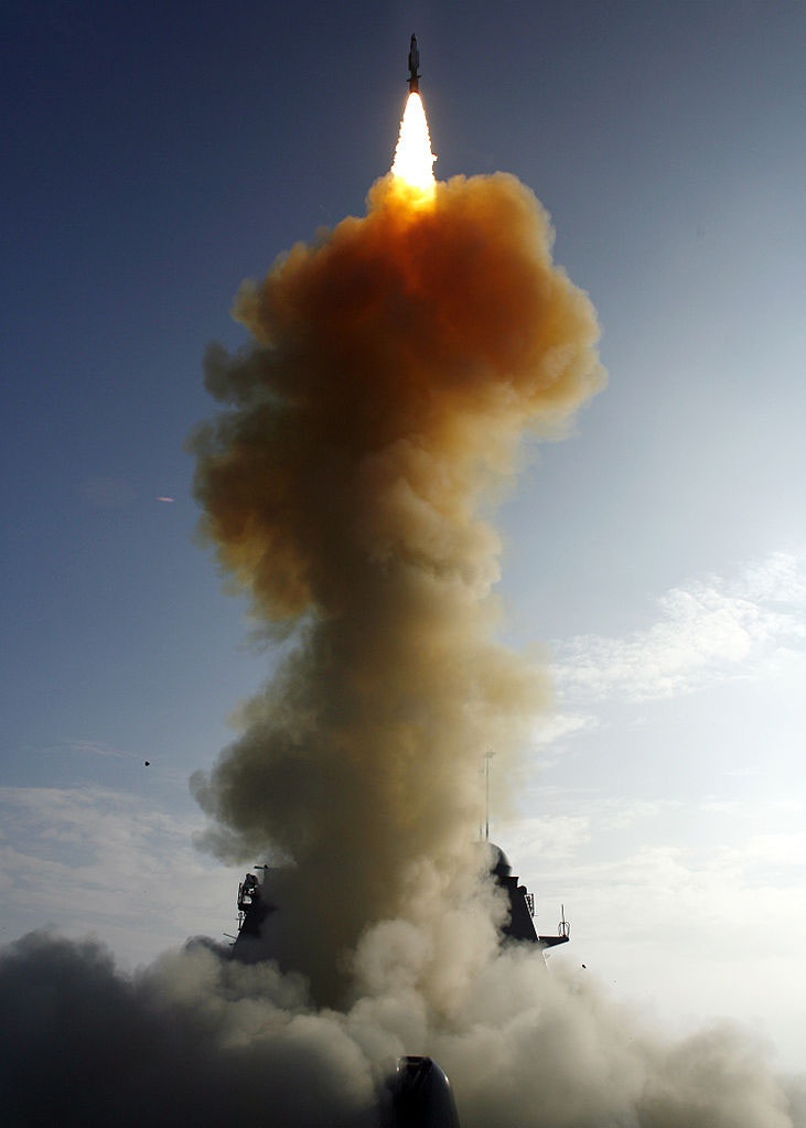 Пуск ракеты-перехватчика Standard Missile-3 (SM-3) с крейсера USS Lake Erie.
