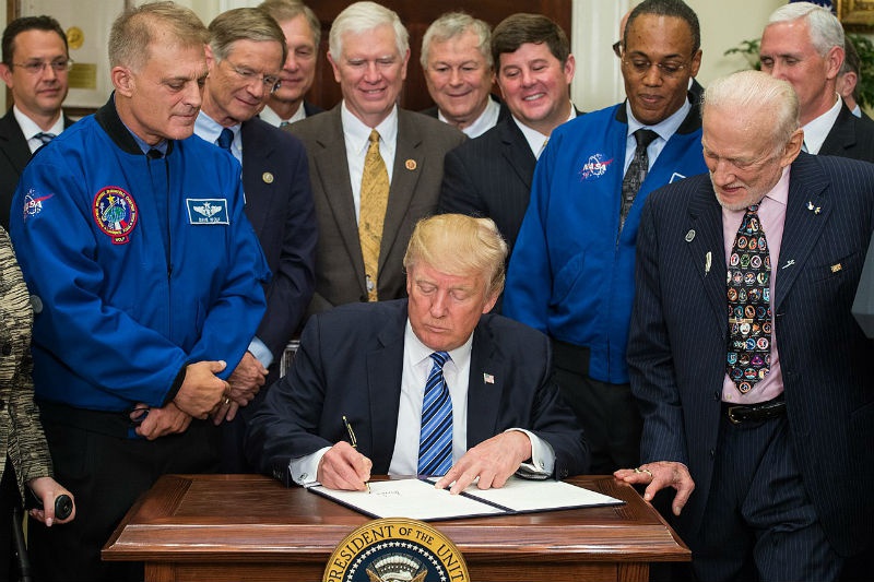 Президент США Дональд Трамп подписывает космическую директиву, определяющую концепцию Космических сил США.