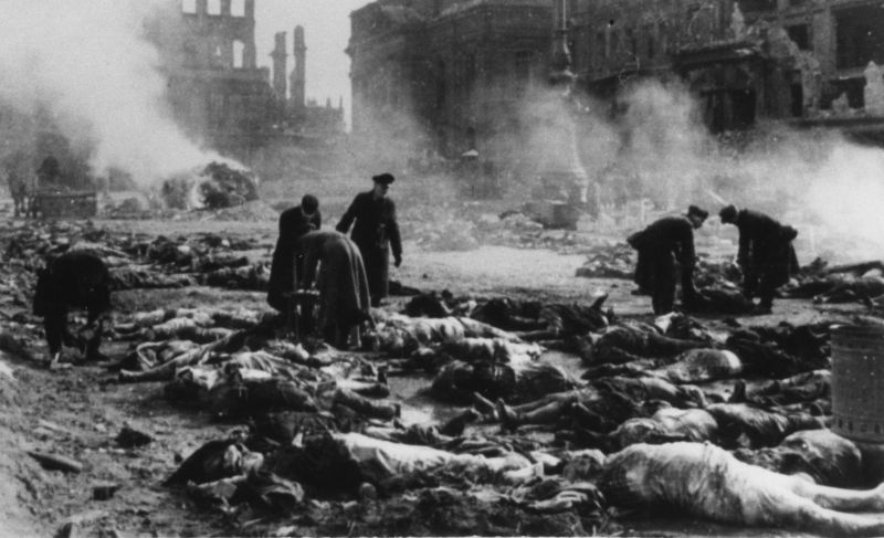 Массированные воздушные бомбардировки «по площадям» в 1943-1944 годах приводили к огромным жертвам среди немецкого гражданского населения и к уничтожению целых городов.