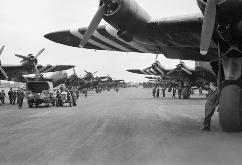 За июль, август и сентябрь 1942 г. английская авиация произвела на Германию всего около 50 налётов.