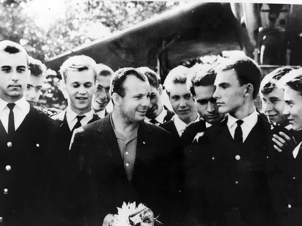 Юрий Алексеевич Гагарин и курсанты Школы юных космонавтов, названной его именем.