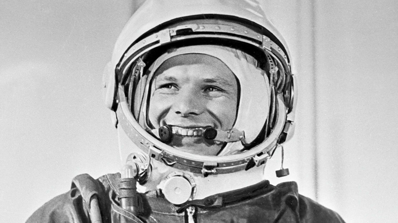 Выпускник училища Ю.А. Гагарин совершил первый в мире полёт в космос и положил начало профессии лётчиков-космонавтов.