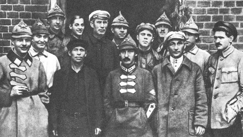 Представители местных организаций во 2-й военной школе лётчиков. Первый в нижнем ряду слева - Капустян Константин Федорович.