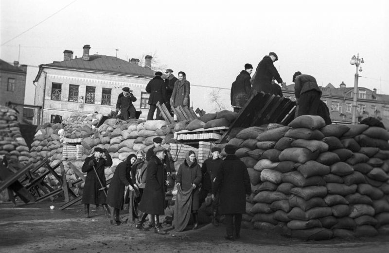 Строительство баррикады на Смоленской улице в Москве.