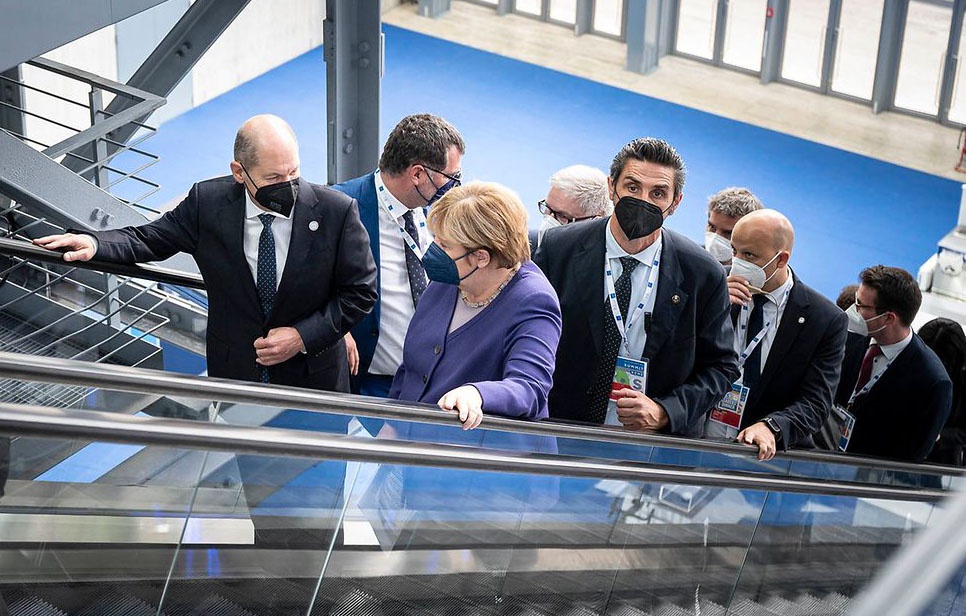На саммите «Большой двадцатки» в Риме Меркель буквально за руку водила Олафа Шольца на важные двухсторонние встречи.