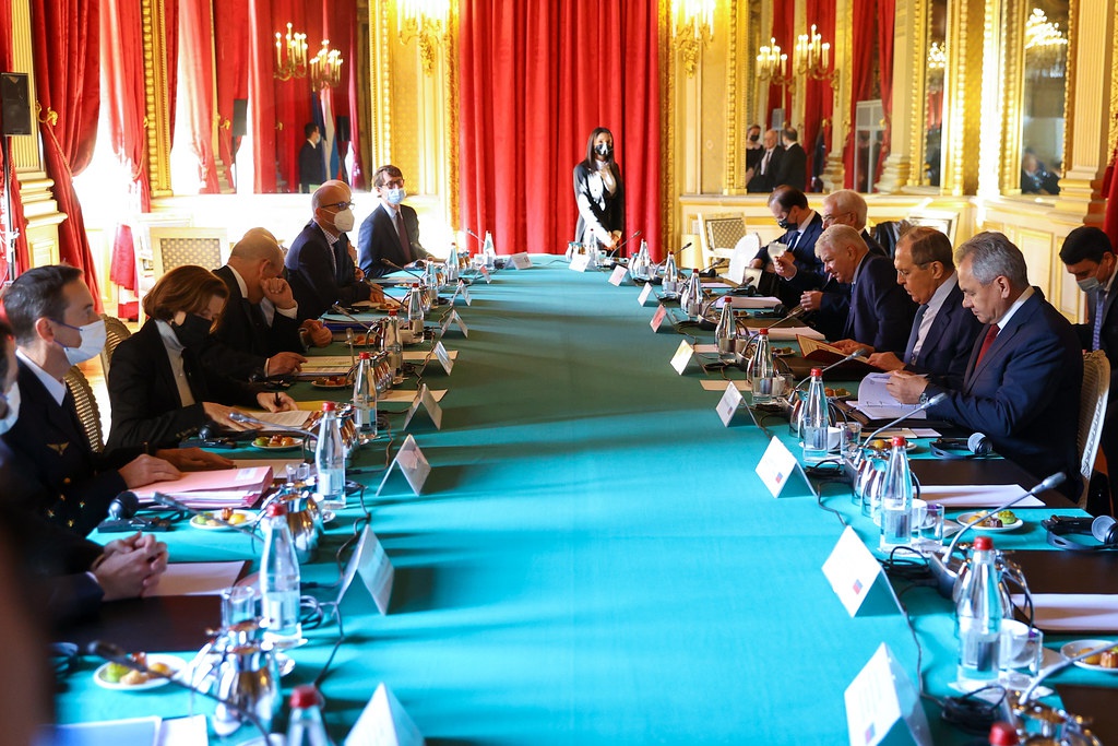 В Париже 12 ноября состоялась встреча министра иностранных дел РФ Сергея Лаврова и министра обороны России Сергея Шойгу с их французскими коллегами.