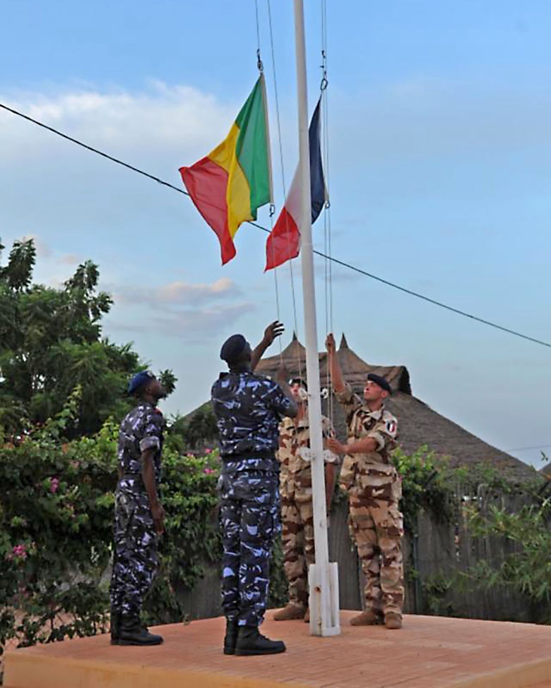 Франция выводит часть контингента из Мали.