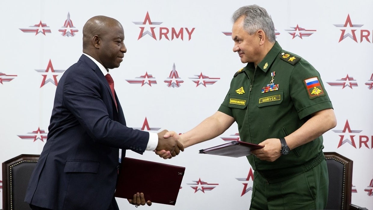 Министр обороны России генерал армии Сергей Шойгу и его малийский коллега генерал Ибрагим Дахиру Дембеле в июне 2019 года подписали соглашение о военном сотрудничестве.