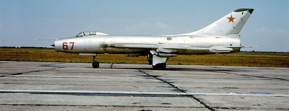 Советский истребитель-бомбардировщик Су-7.