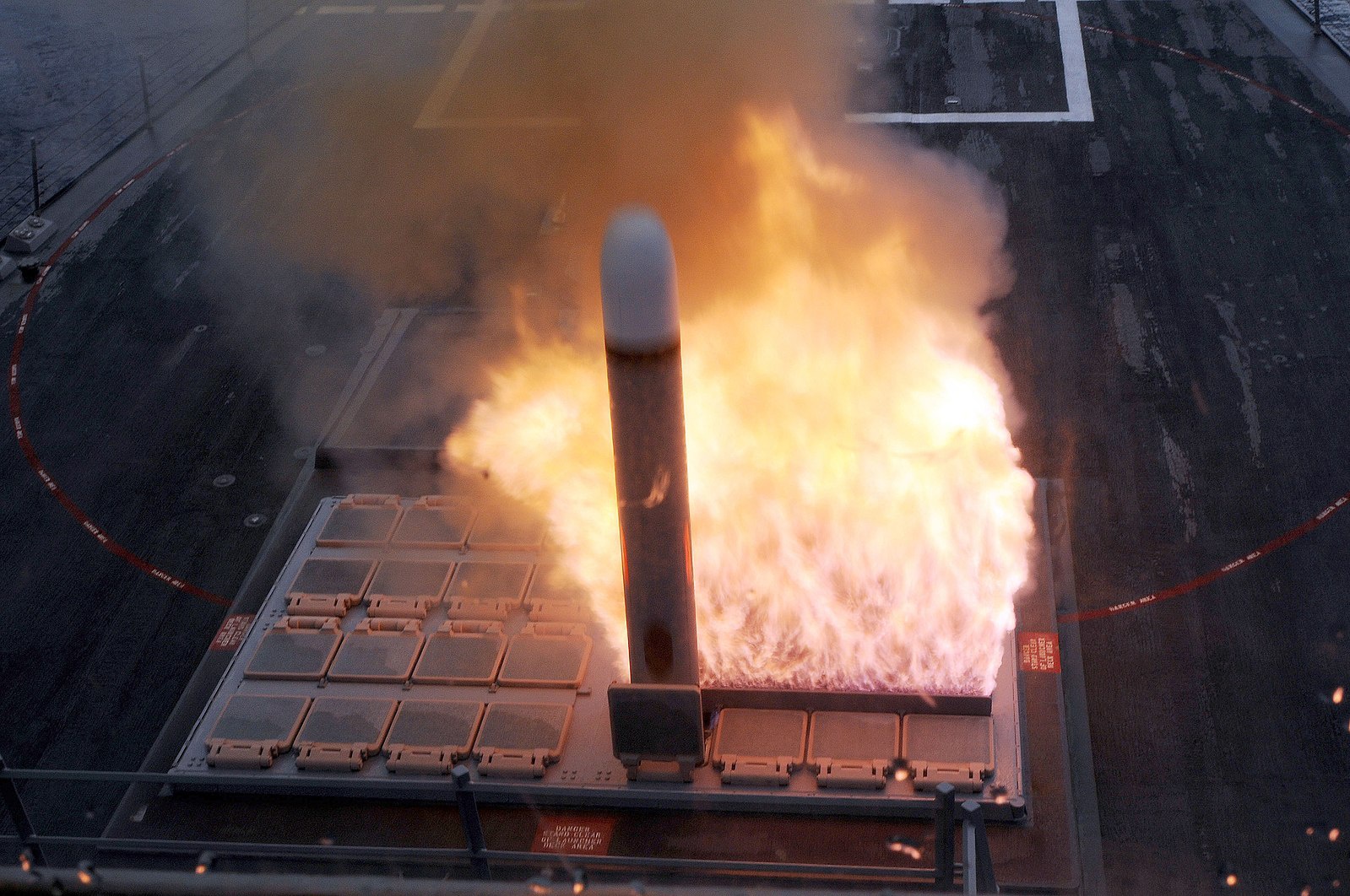 Запуск тактической крылатой ракеты «Томагавк» из пусковой установки Мк-41 на борту эсминца USS Farragut.