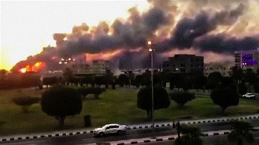 Противовоздушная оборона не смогла отразить атаку 10 БПЛА по двум нефтеперерабатывающим заводам национальной нефтяной компании Саудовской Аравии Saudi Aramco.