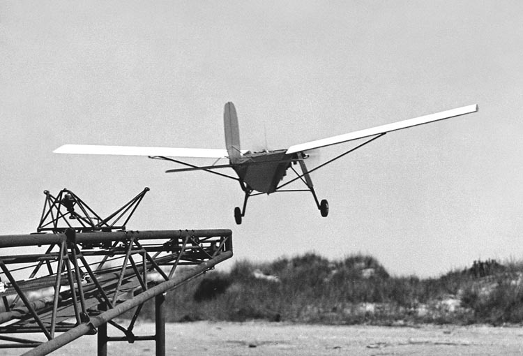 Во время Второй мировой войны в США было собрано свыше 15 000 экземпляров радиоуправляемых БПЛА-мишеней Radioplane.