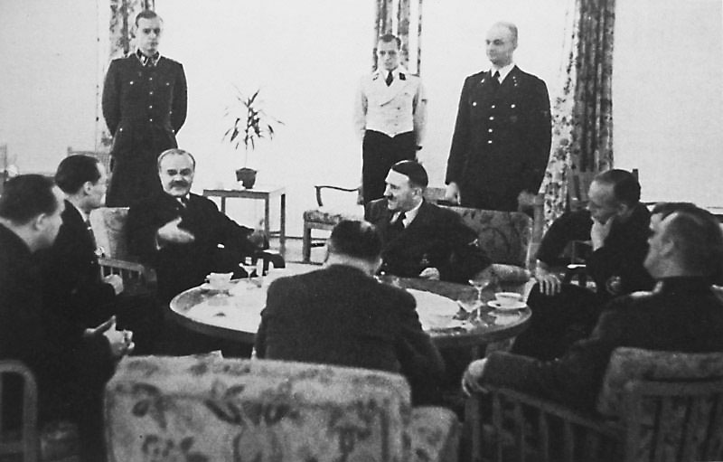 В ноябре 1940 года председатель советского правительства Вячеслав Михайлович Молотов посетил Берлин для переговоров с Гитлером и Риббентропом.