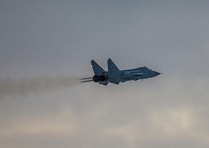 С аэродрома Мончегорск в Мурманской области в морозное небо поднялись экипажи истребителей МиГ-31БМ и бомбардировщиков Су-24М.