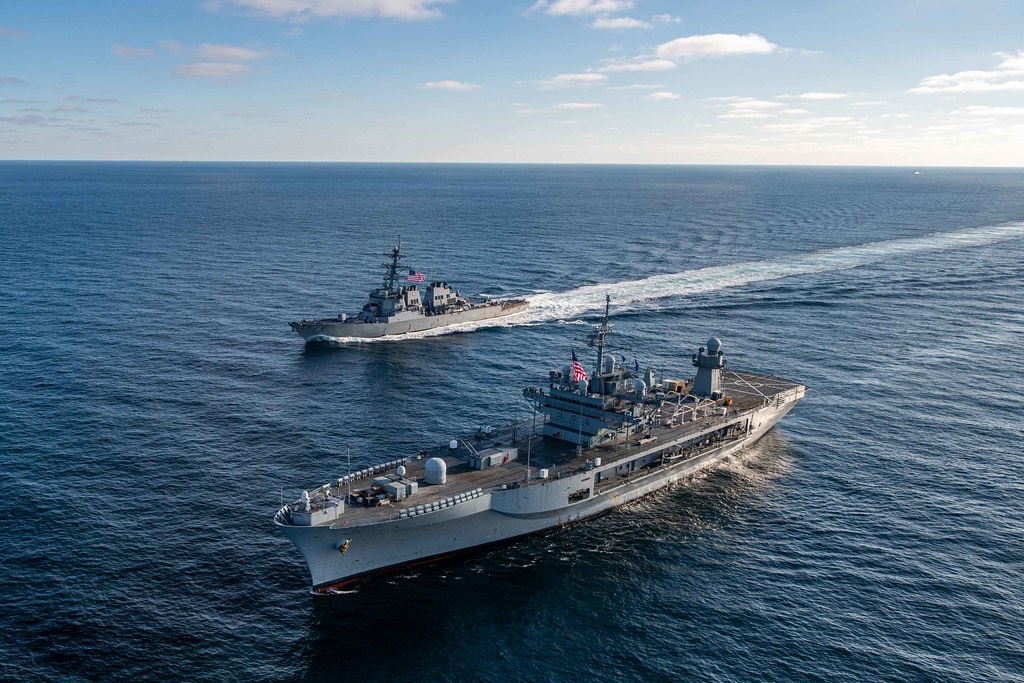 Корабль управления и контроля класса Blue Ridge USS Mount Whitney (LCC 20) и эсминец с управляемыми ракетами типа Arleigh Burke USS Porter (DDG 78) в Чёрном море. 12 ноября 2021 года.