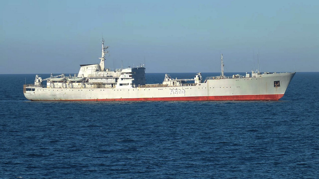 Ржавое поисково-спасательное судно «Донбасс» ВМСУ изображает попытку прорваться к Крымскому мосту.