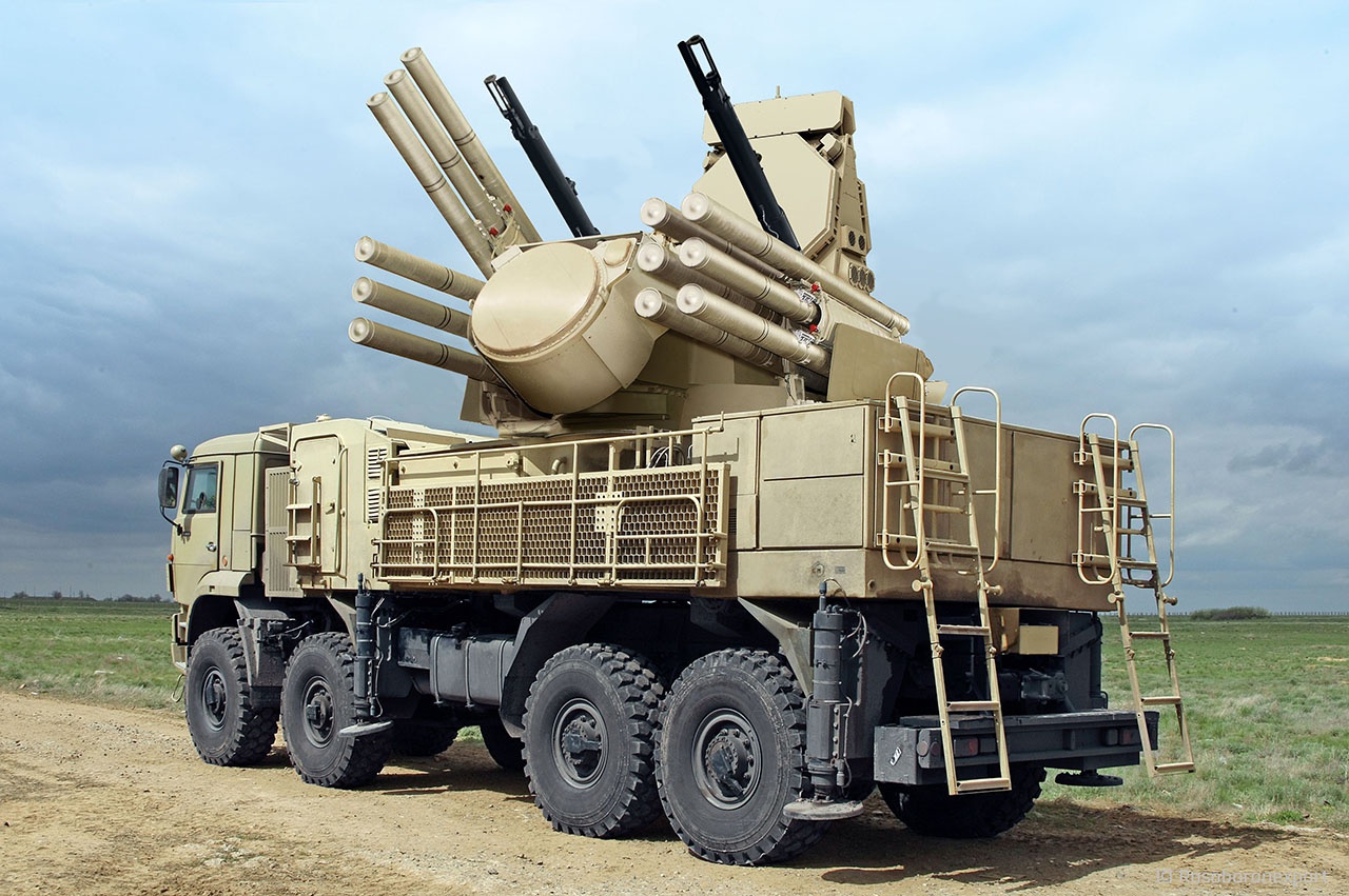 В российском ЗРПК «Панцирь-С1» всё оборудование, аппаратура и ракеты размещаются в одной боевой машине.