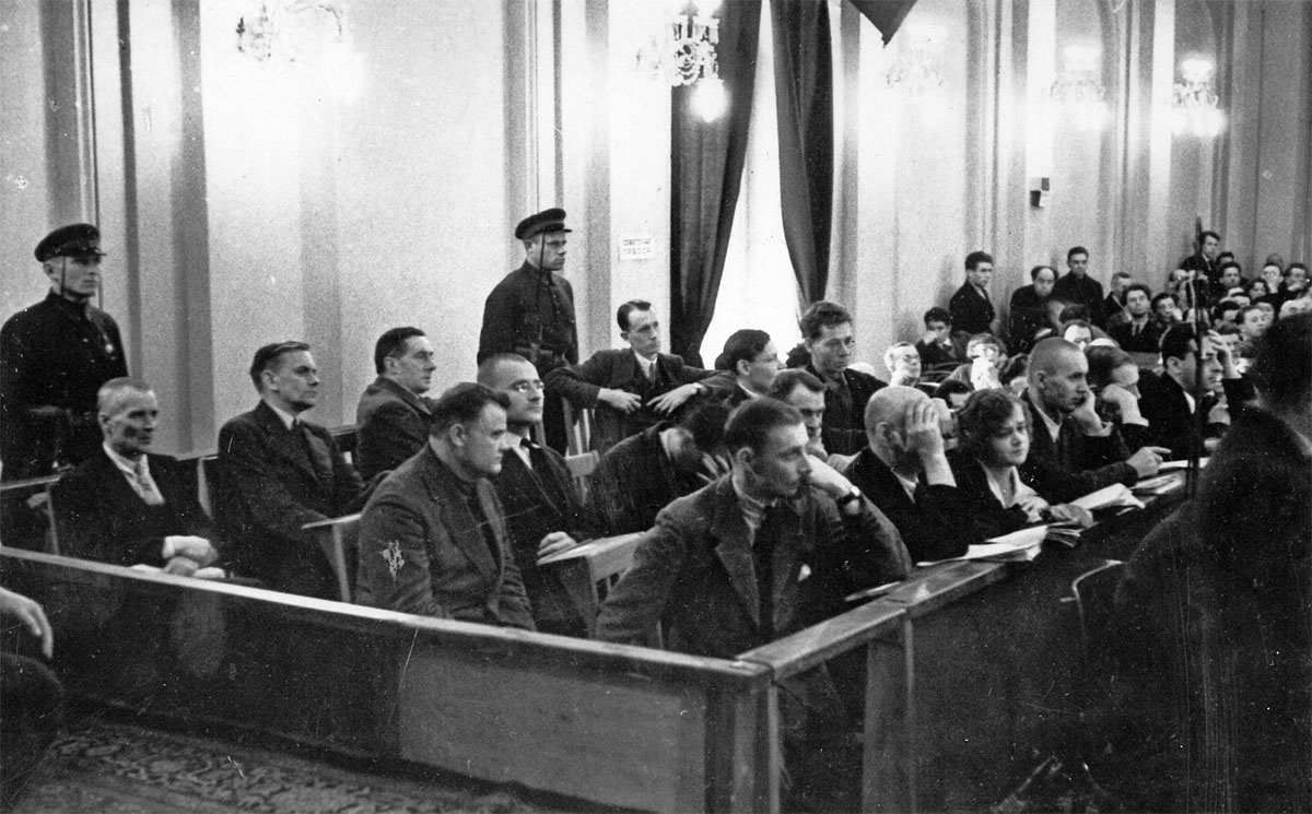 Флеминг в 1933 году был послан в Москву для освещения судебного процесса над шестью служащими английской компании «Виккерс», обвиняемыми в шпионаже.