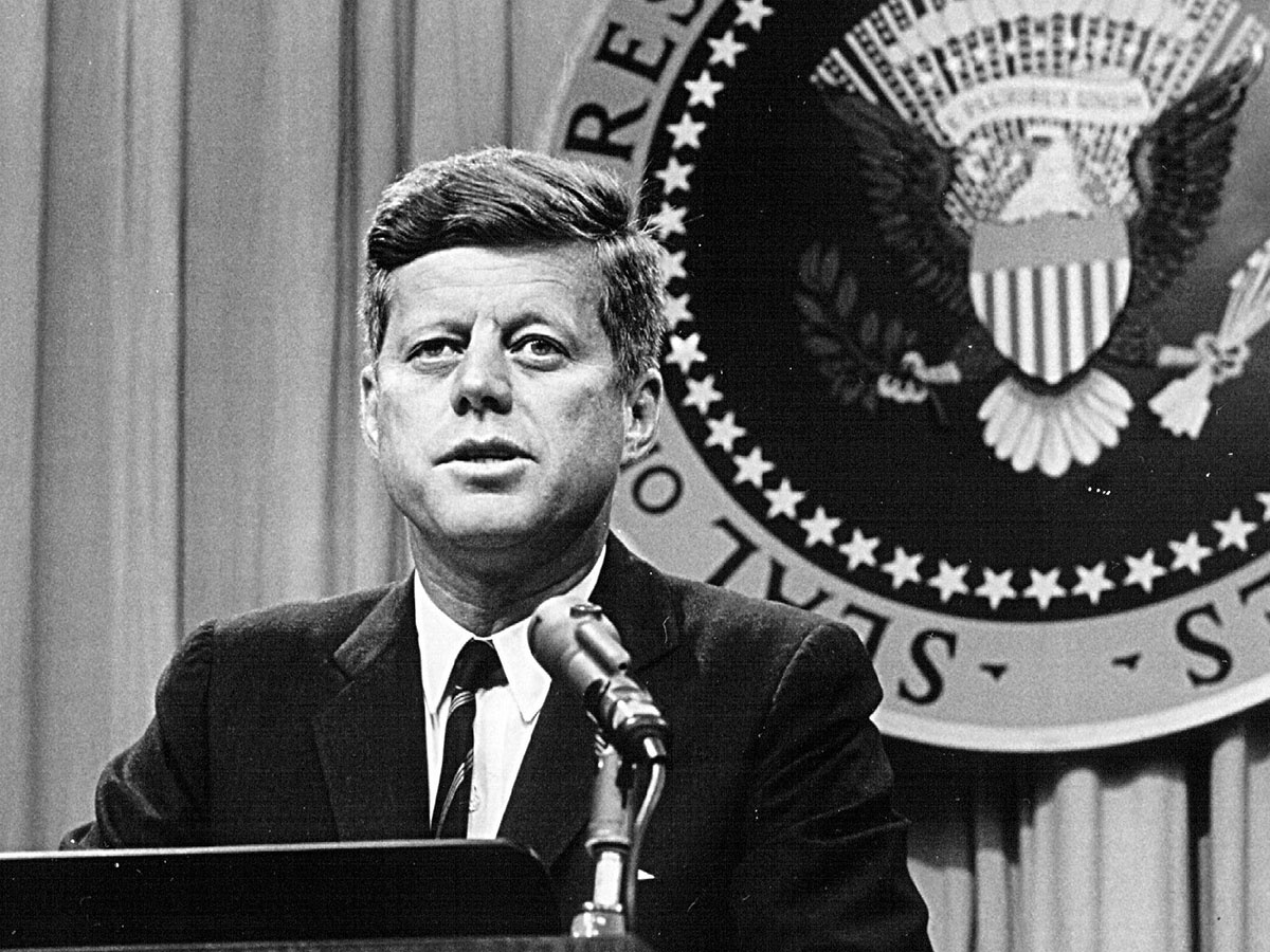 Первым человеком, который дал бесплатную рекламу Бонду и его творцу, был президент Джон Кеннеди.