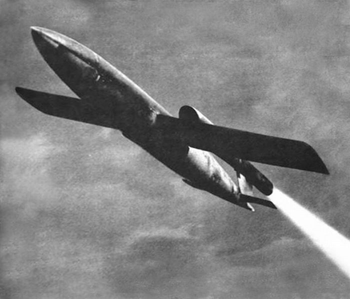 Фау-1 была способна доставить тонну взрывчатки со скоростью 1 700 м/сек на дальность в 300 километров.