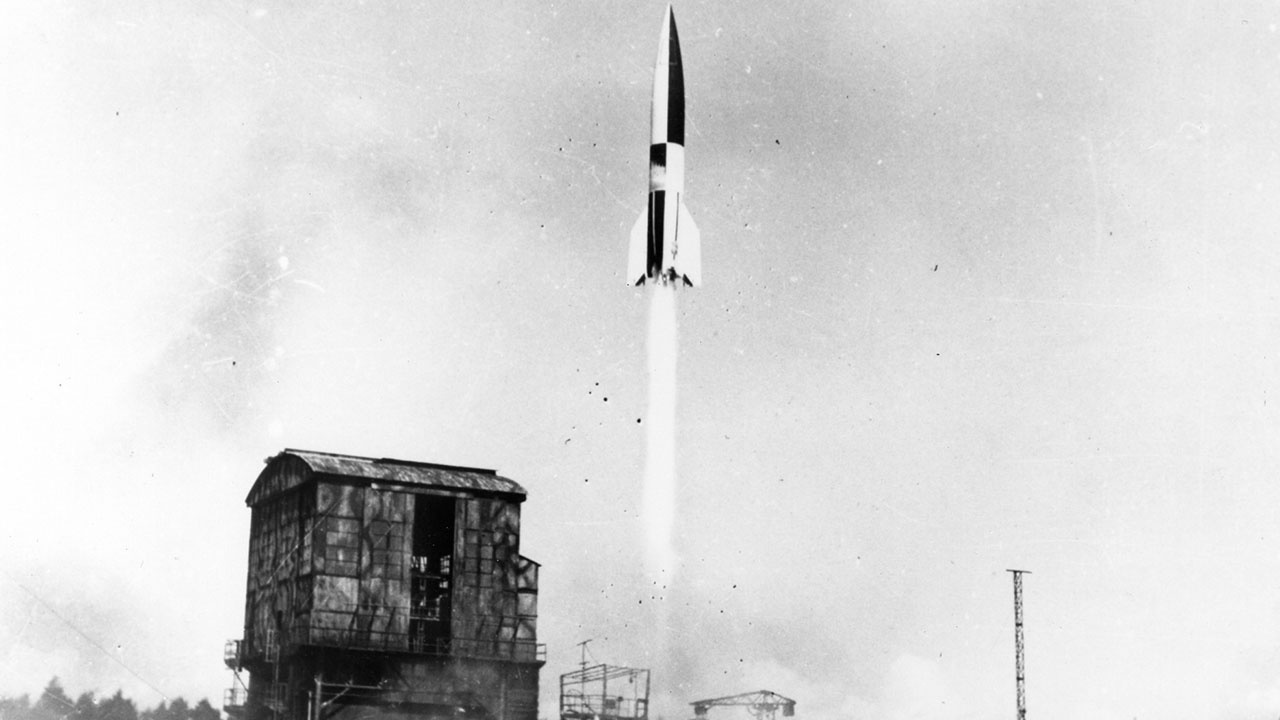 Старт немецкой баллистической ракеты Фау-2 (V-2) со стартовой площадки полигона «Пенемюнде».