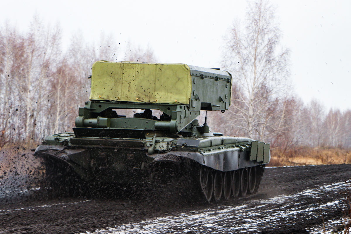 Омский завод транспортного машиностроения концерна «Уралвагонзавод» передал в войска очередную партию модернизированных тяжёлых огнемётных систем ТОС-1А.
