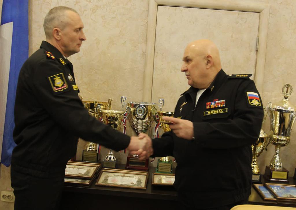 Командующий ТОФ адмирал Сергей Авакянц вручает госнаграду Александру Луговому.