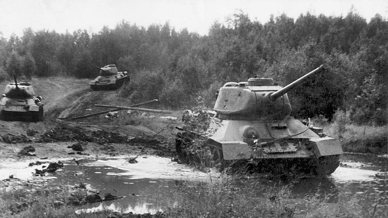 В январе 1944 года на вооружение была принята модификация «тридцатьчетвёрки» с более мощной 85-мм пушкой - танк Т-34-85.