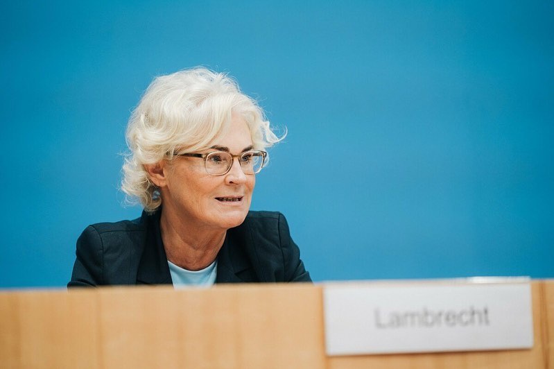 Это пострашнее атомной войны: Кристина Ламбрехт, бывший министр по делам семьи, пожилых граждан, женщин и молодёжи, стала министром обороны ФРГ.