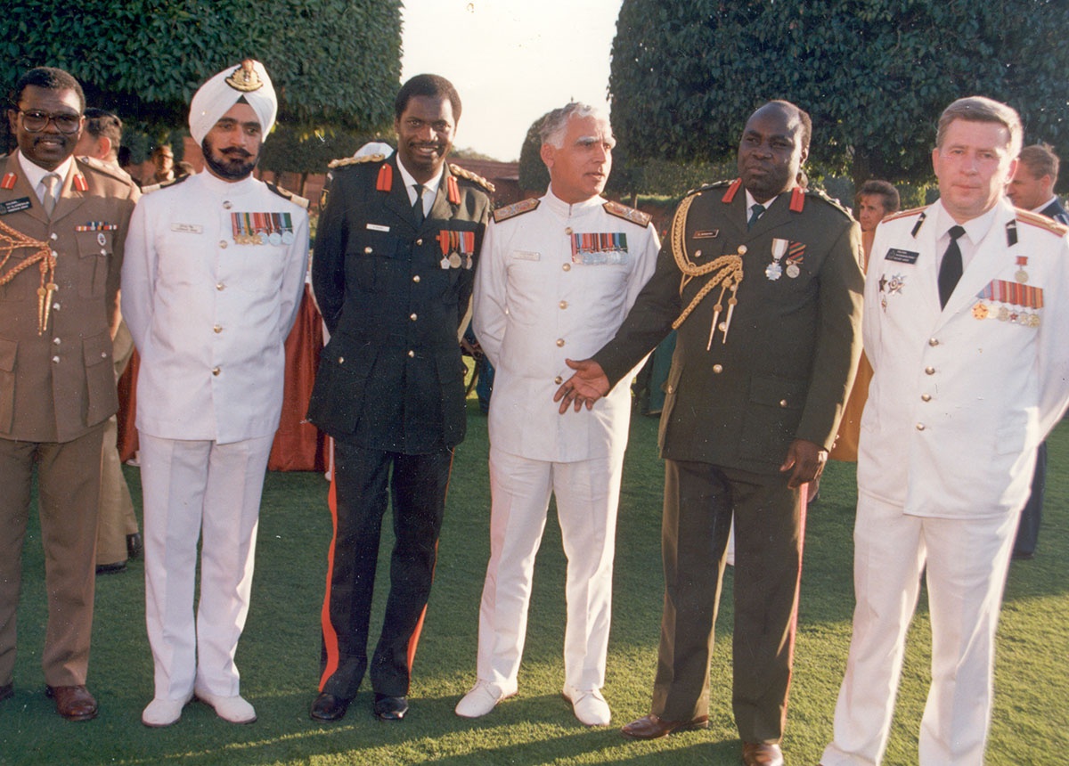 Слушатель национального колледжа обороны Индии Михаил Коноваленко (первый справа) с иностранными коллегами. г. Дели.