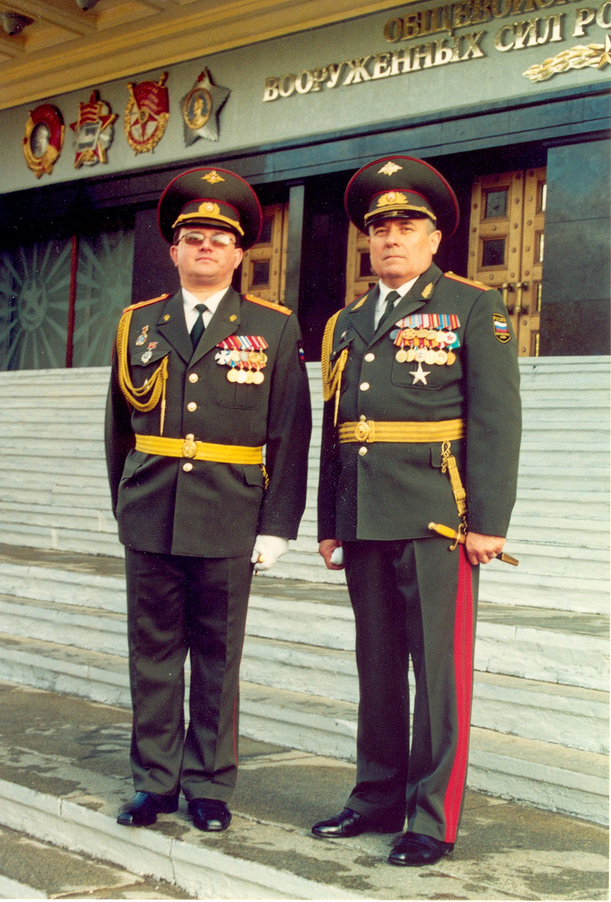 Перед парадом на Красной площади 9 мая 2003 г. Генерал Анатолий Береговой (справа).