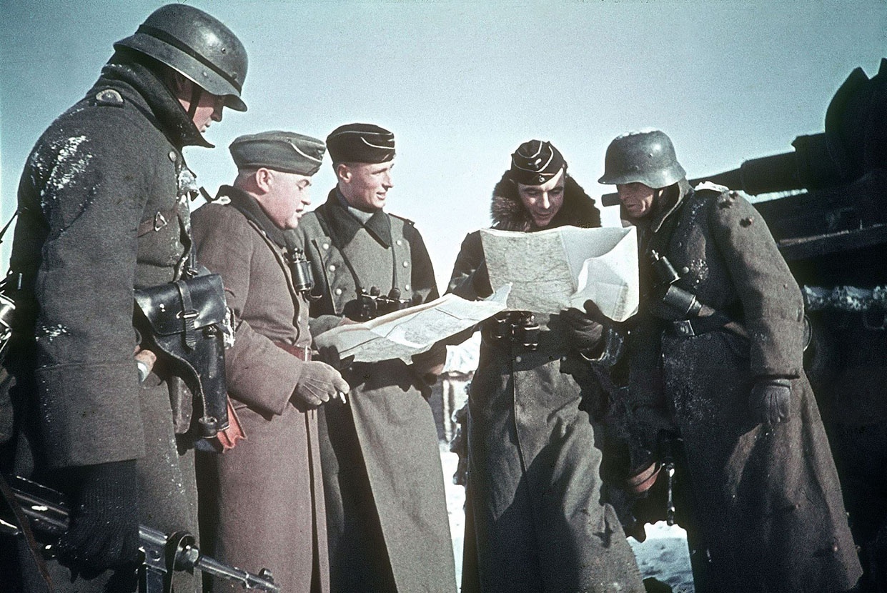 Немецкие танкисты и пехотинцы обсуждают план совместных действий под Волоколамском.