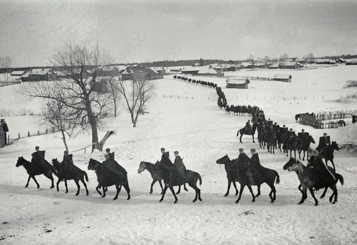 Конники генерала Доватора выдвигаются на передовые позиции.