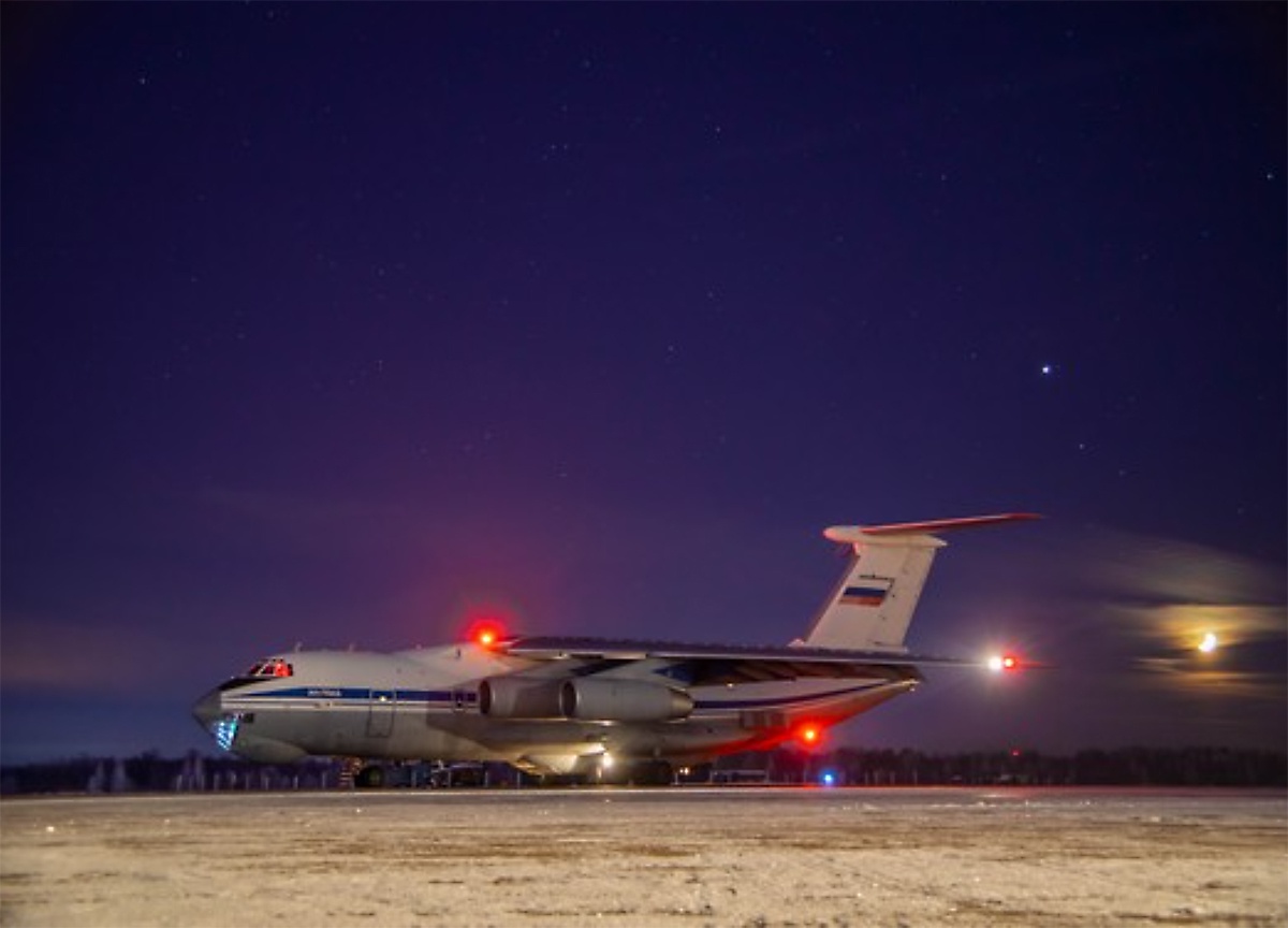 В Тверской области на аэродроме Мигалово экипажи военно-транспортной авиации провели ночные учебно-тренировочные полёты на самолётах Ил-76.